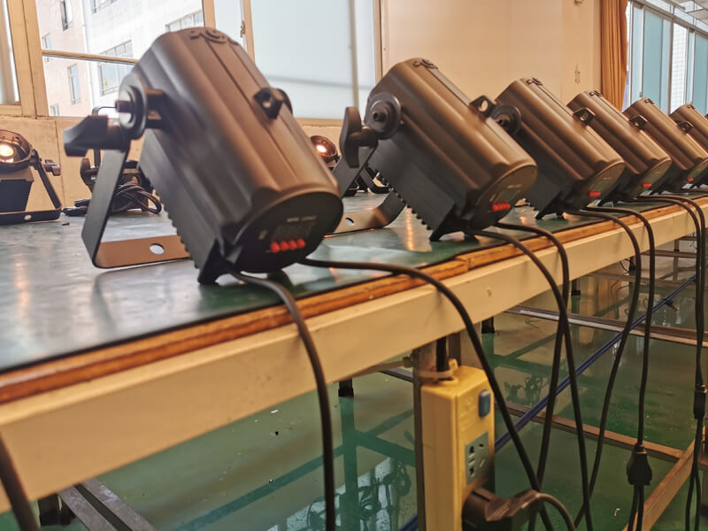 Foco reflector elipsoidal de perfil LED colorido RGBW con mini zoom de 60 W