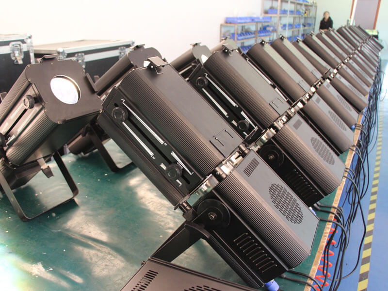 Foco de perfil LED con zoom RGBW de 200 W