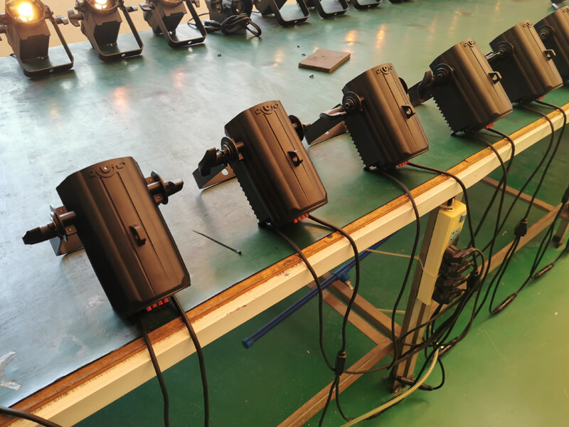 Foco reflector elipsoidal de perfil LED colorido RGBW con mini zoom de 60 W