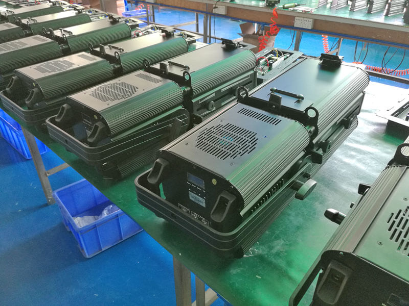 Foco de perfil LED con zoom RGBW de 200 W