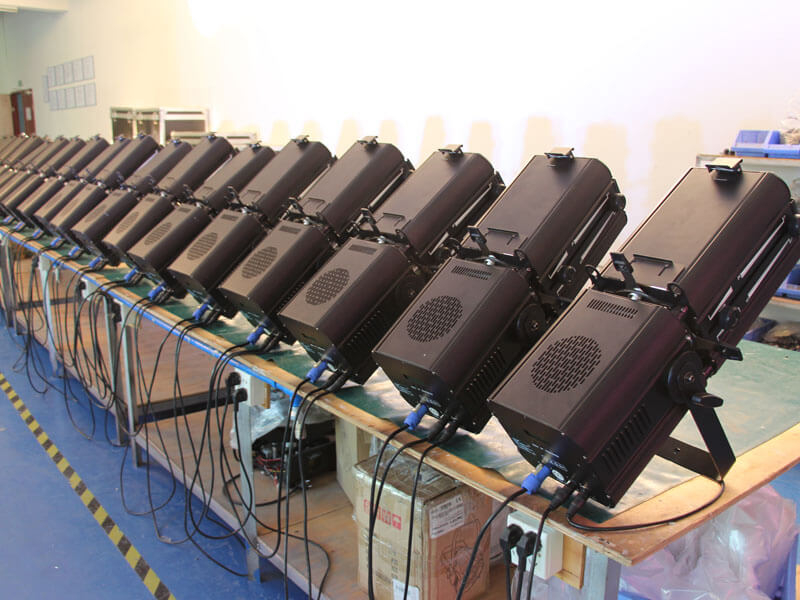 Foco de perfil LED con zoom RGBW de 200 W