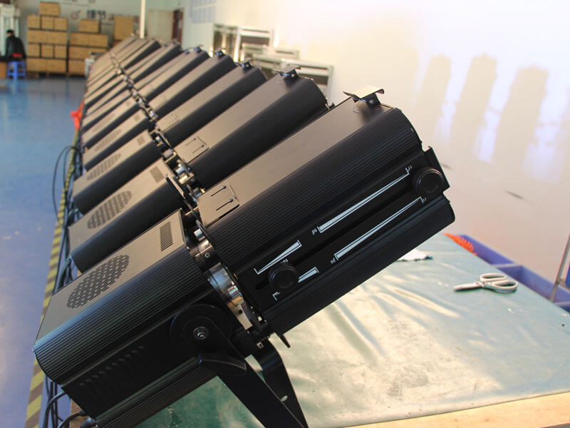 Foco de perfil LED con zoom RGBW de 200 W