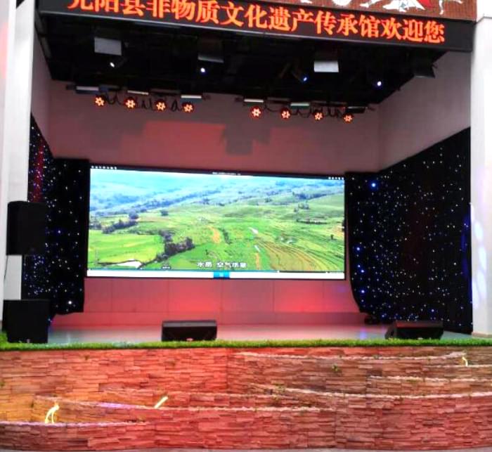 Efecto del dise&ntilde;o de la iluminaci&oacute;n del fondo de la cortina del escenario